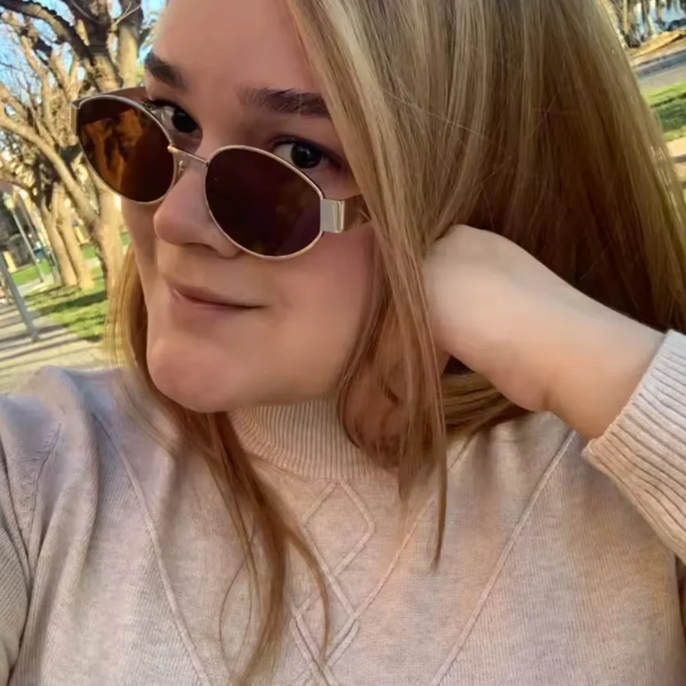 Retro Trendy Famous Black Gold Sunglasses - Picture 4 of 16